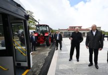 President Ilham Aliyev, President Aleksandr Lukashenko view bus jointly manufactured by Azerbaijan and Belarus, as well as tractors presented by Belarusian President (PHOTO)