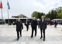 President Ilham Aliyev, President Aleksandr Lukashenko view bus jointly manufactured by Azerbaijan and Belarus, as well as tractors presented by Belarusian President (PHOTO)