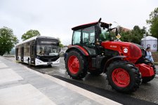 President Ilham Aliyev, President Aleksandr Lukashenko view bus jointly manufactured by Azerbaijan and Belarus, as well as tractors presented by Belarusian President (PHOTO)