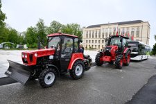 President Ilham Aliyev, President Aleksandr Lukashenko view bus jointly manufactured by Azerbaijan and Belarus, as well as tractors presented by Belarusian President (PHOTO)