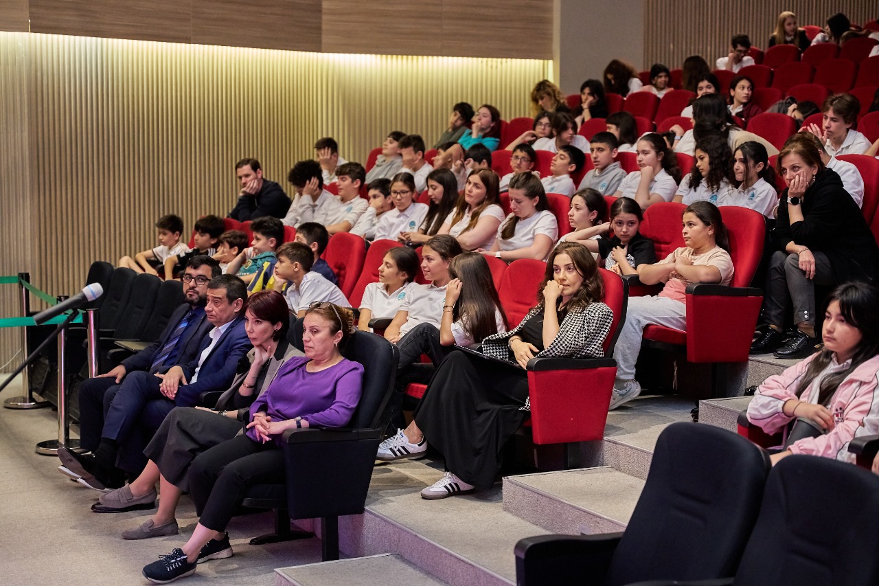 Bakcell CEO met students of the Heydar Aliyev Modern Educational Complex (PHOTO)