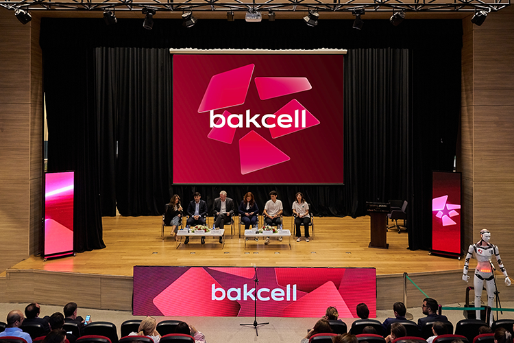 Bakcell CEO met students of the Heydar Aliyev Modern Educational Complex (PHOTO)