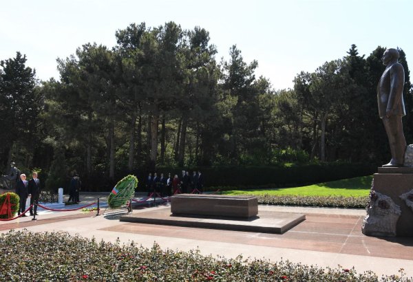 Turkish delegation visits Alley of Honour, Martyrs’ Lane and Turkish Martyrdom Monument in Baku (PHOTO)