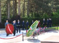 Turkish delegation visits Alley of Honour, Martyrs’ Lane and Turkish Martyrdom Monument in Baku (PHOTO)