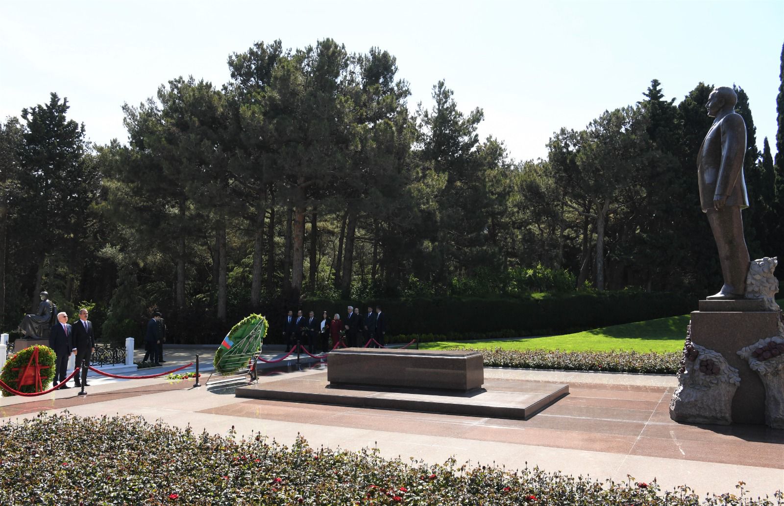 Turkish delegation visits Alley of Honour, Martyrs’ Lane and Turkish Martyrdom Monument in Baku (PHOTO)
