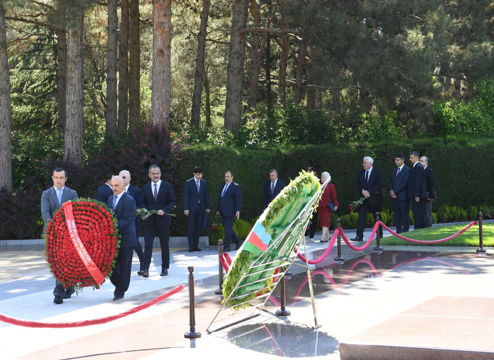 Turkish delegation visits Alley of Honour, Martyrs’ Lane and Turkish Martyrdom Monument in Baku (PHOTO)