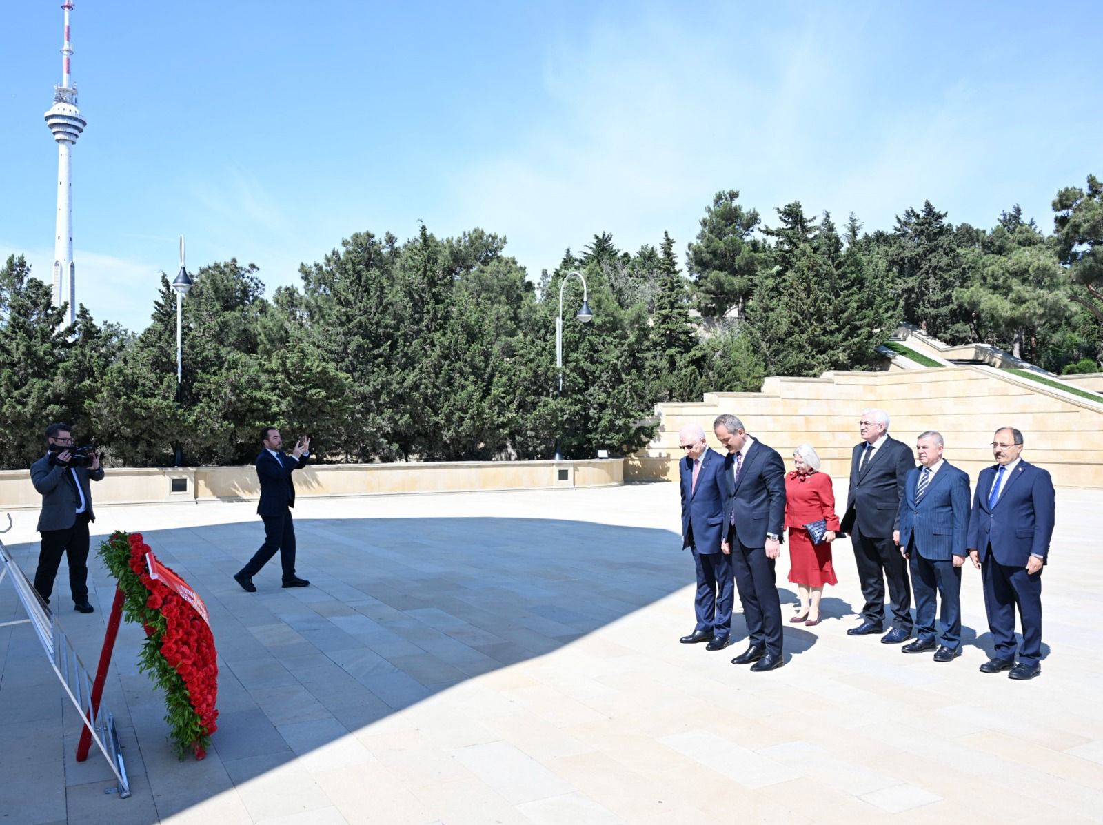 Turkish delegation visits Alley of Honour, Martyrs’ Lane and Turkish Martyrdom Monument in Baku (PHOTO)