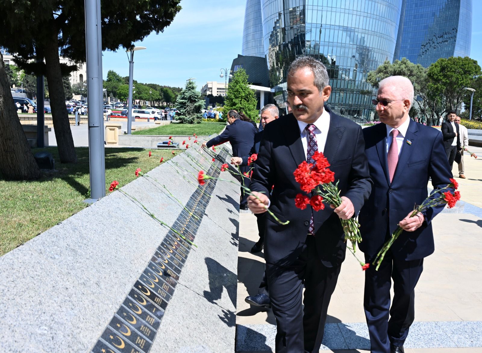 Turkish delegation visits Alley of Honour, Martyrs’ Lane and Turkish Martyrdom Monument in Baku (PHOTO)