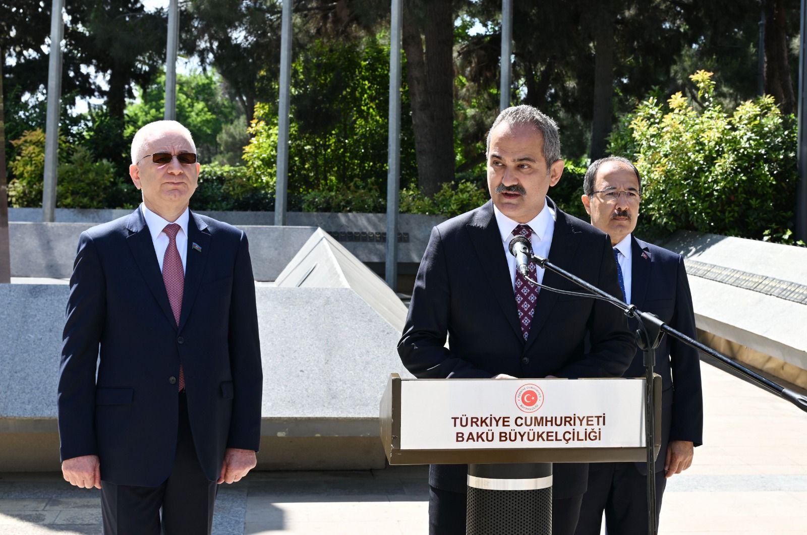 Turkish delegation visits Alley of Honour, Martyrs’ Lane and Turkish Martyrdom Monument in Baku (PHOTO)