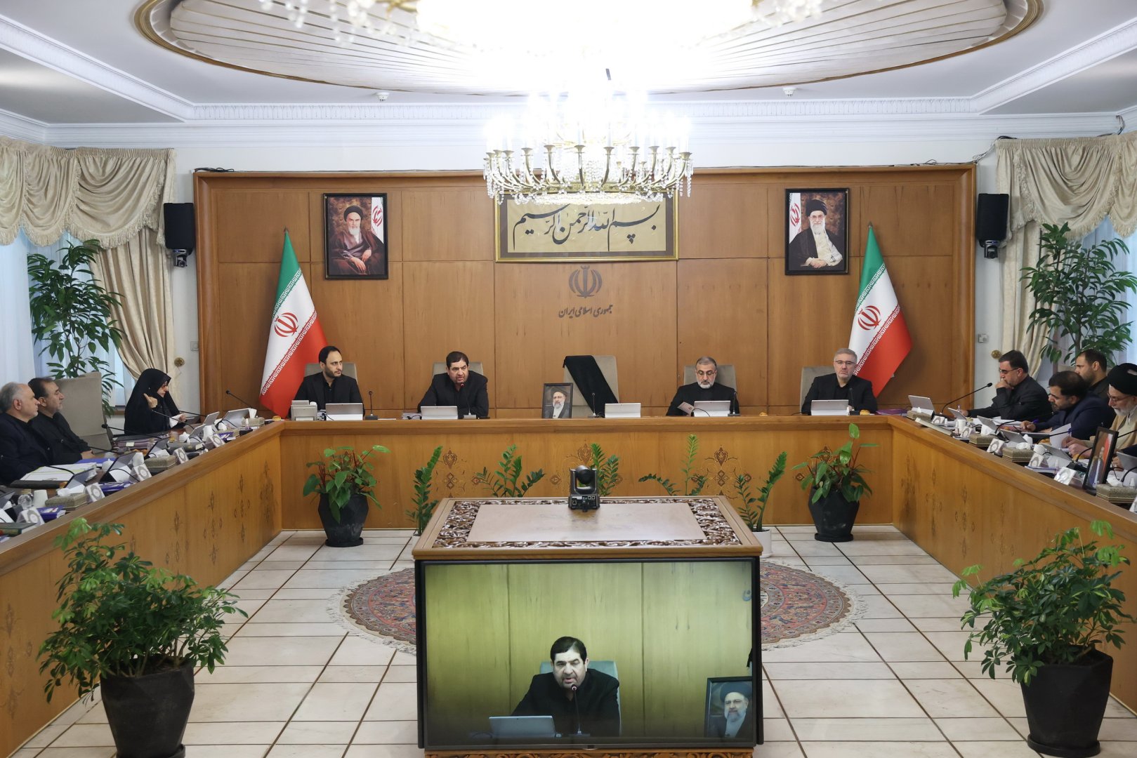 Iran holds government meeting