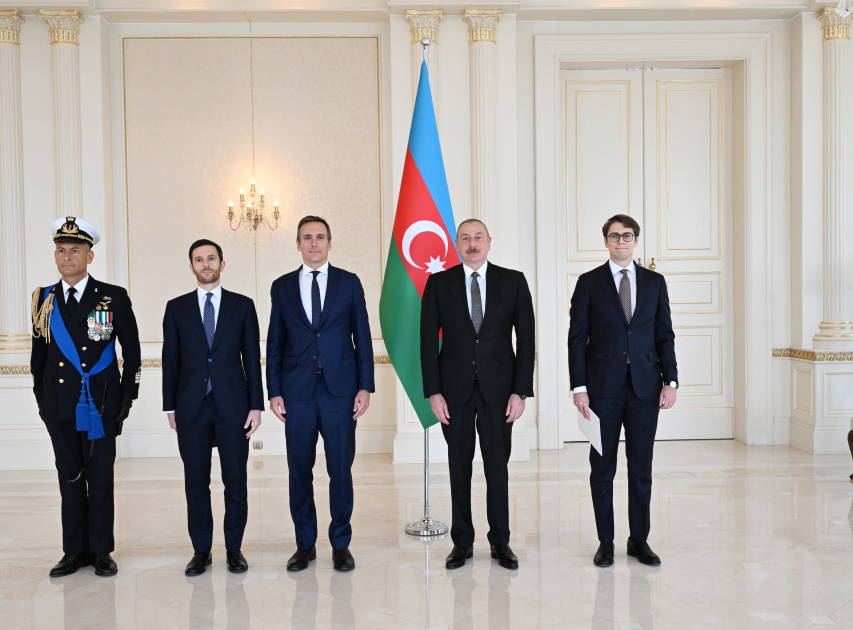 President Ilham Aliyev receives credentials of incoming Italian ambassador to Azerbaijan (PHOTO)