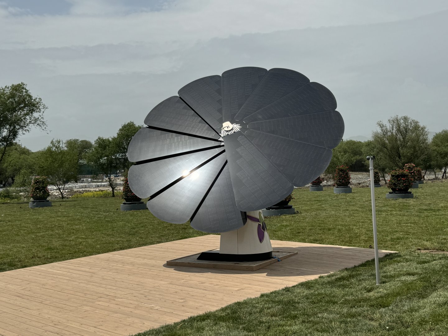 Azerbaijani A-Z Czech Engineering, US Smartflower Solar strike co-op deal (PHOTO/VIDEO)