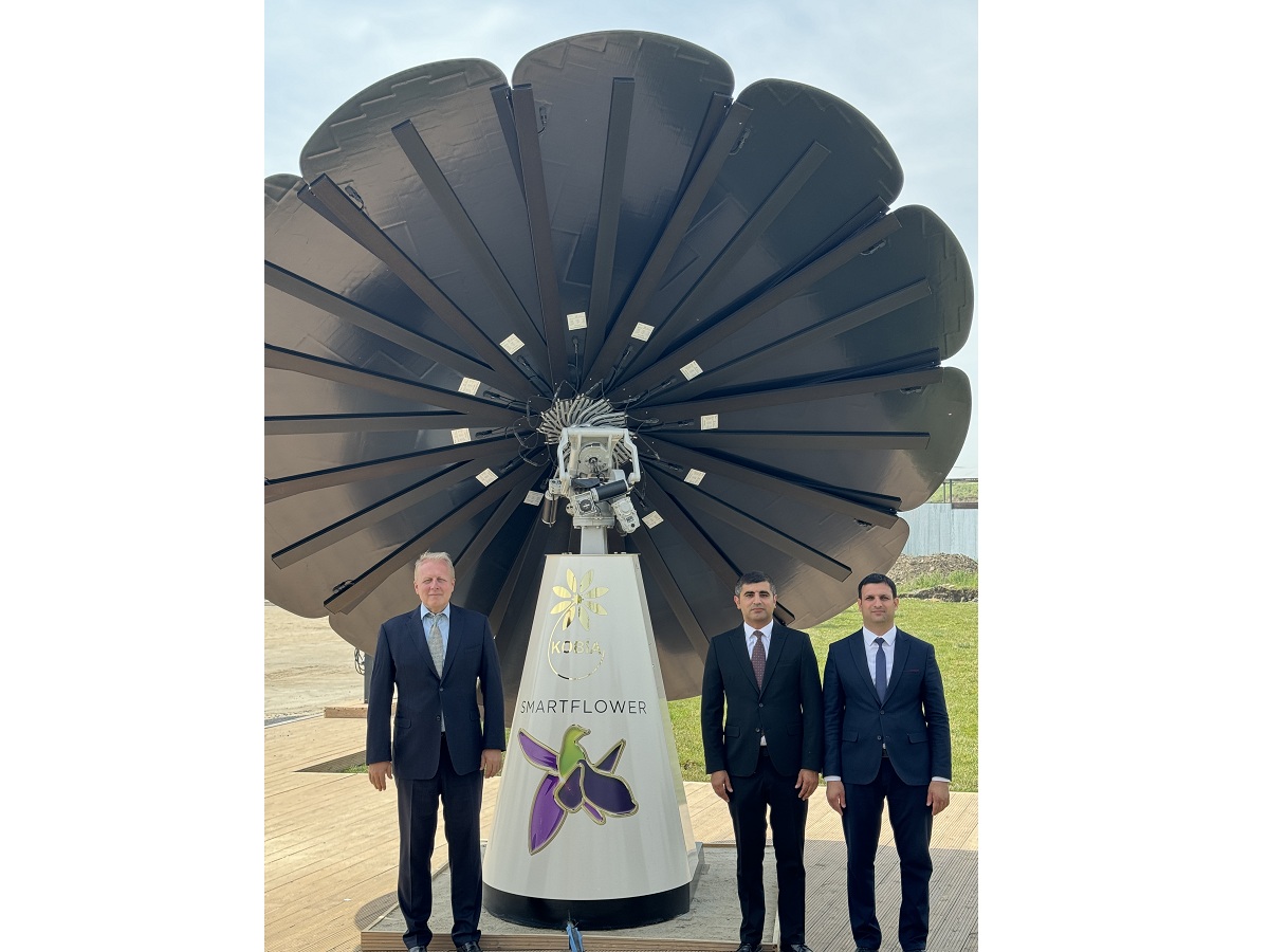 Azerbaijani A-Z Czech Engineering, US Smartflower Solar strike co-op deal (PHOTO/VIDEO)