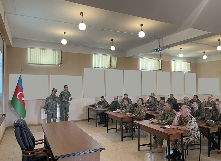 Foreign military attachés view Azerbaijani Army unit