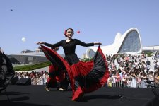 Heydar Aliyev Center park hosts Children’s Festival (PHOTO)