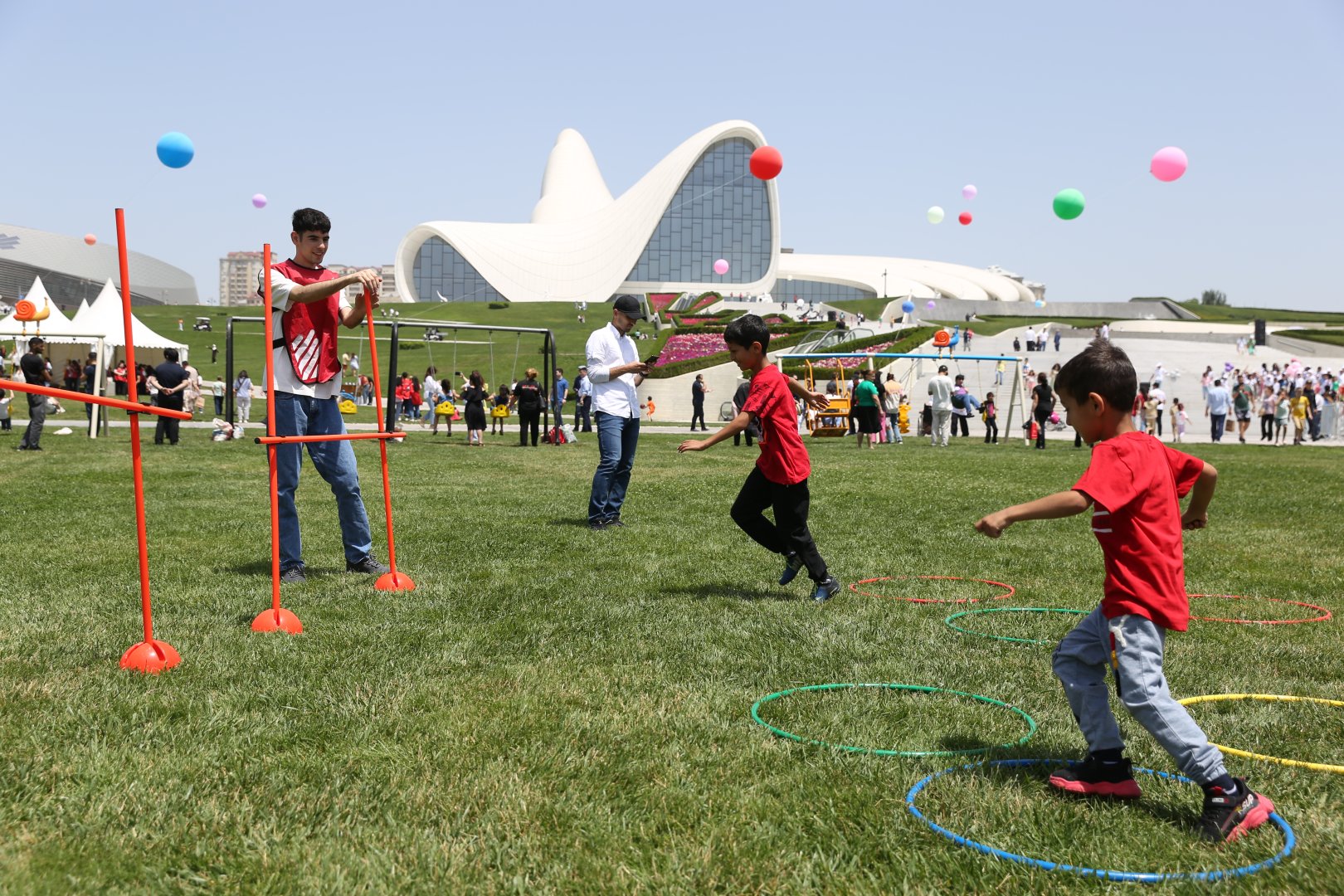 Heydar Aliyev Center park hosts Children’s Festival (PHOTO)