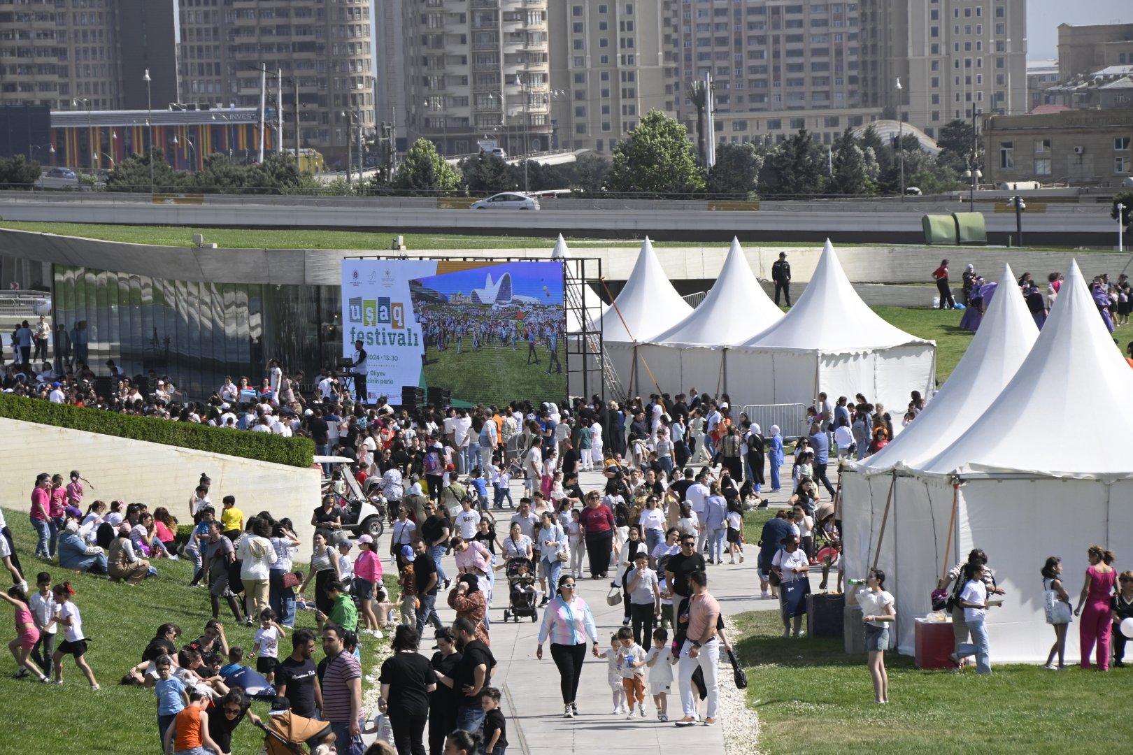 Heydar Aliyev Center park hosts Children’s Festival (PHOTO)