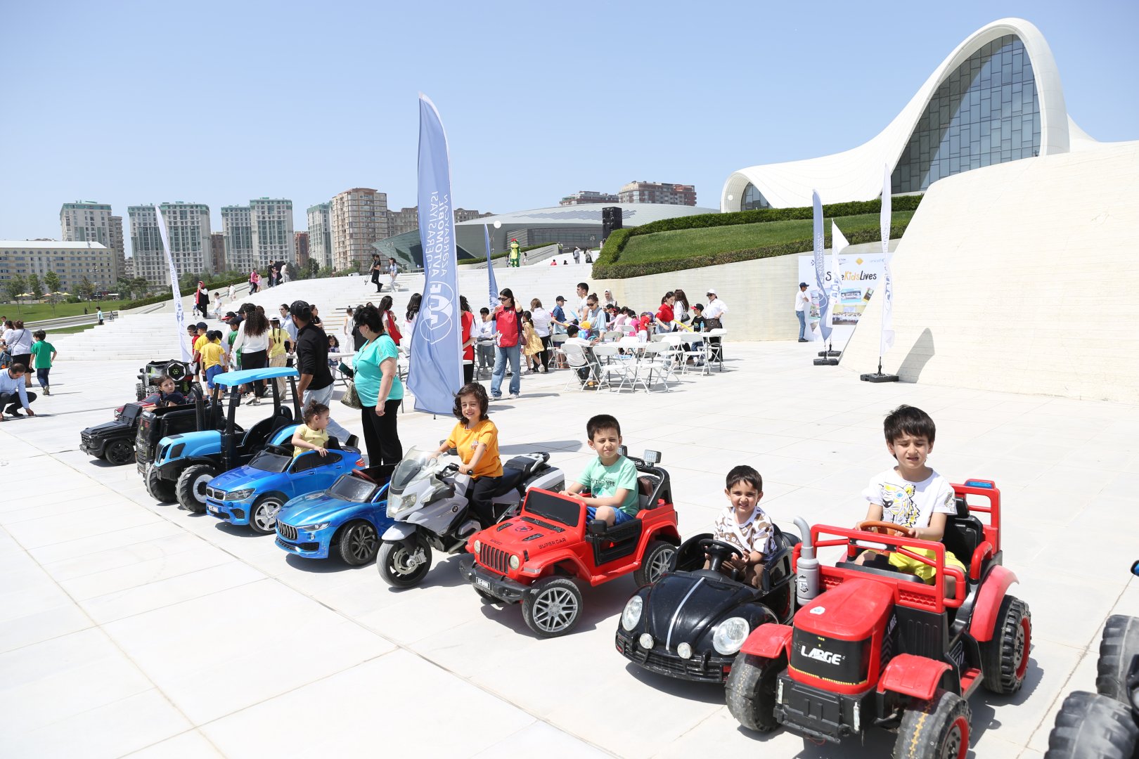 Heydar Aliyev Center park hosts Children’s Festival (PHOTO)