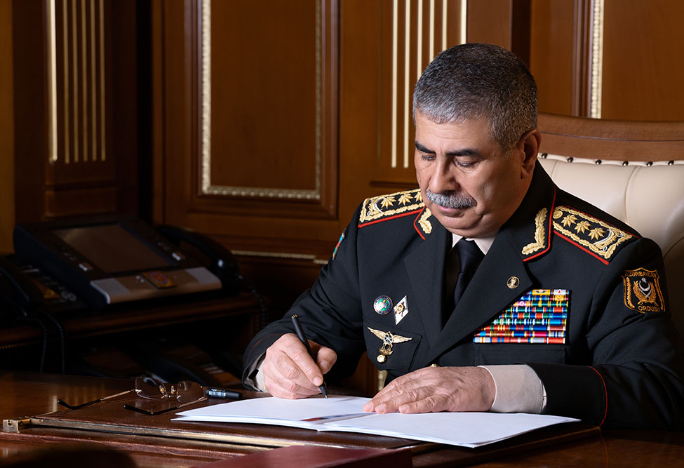 Azerbaijani defense minister expresses condolences to Türkiye