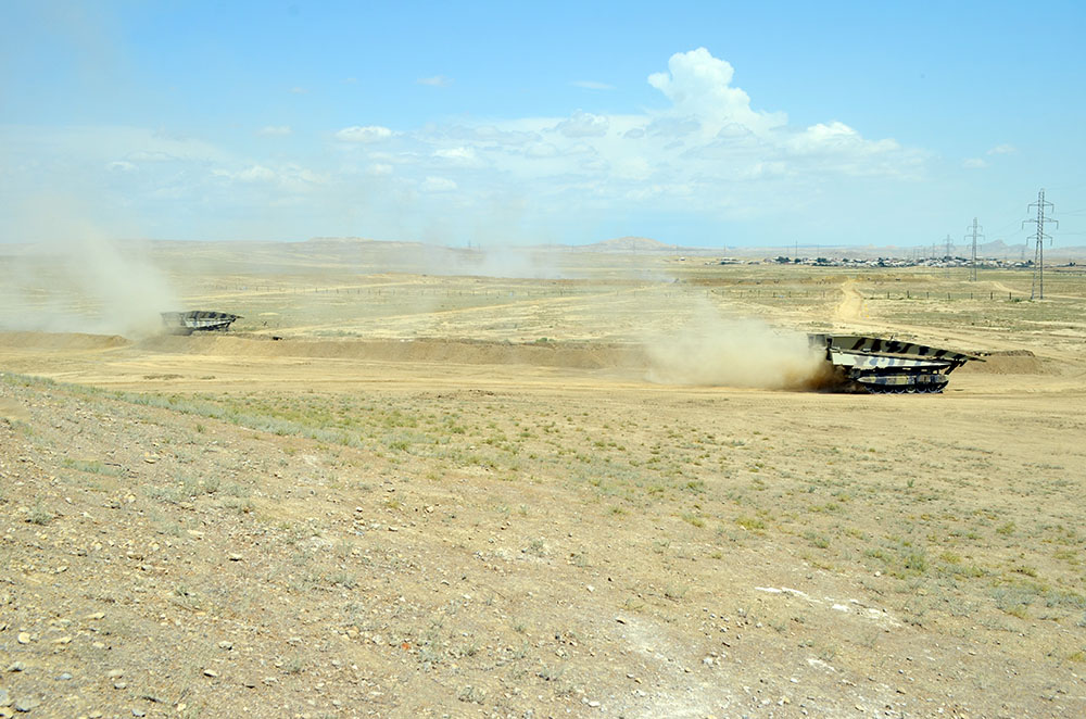 Chief of General Staff of Azerbaijan Army watches tactical-special exercise of engineering units (PHOTO)
