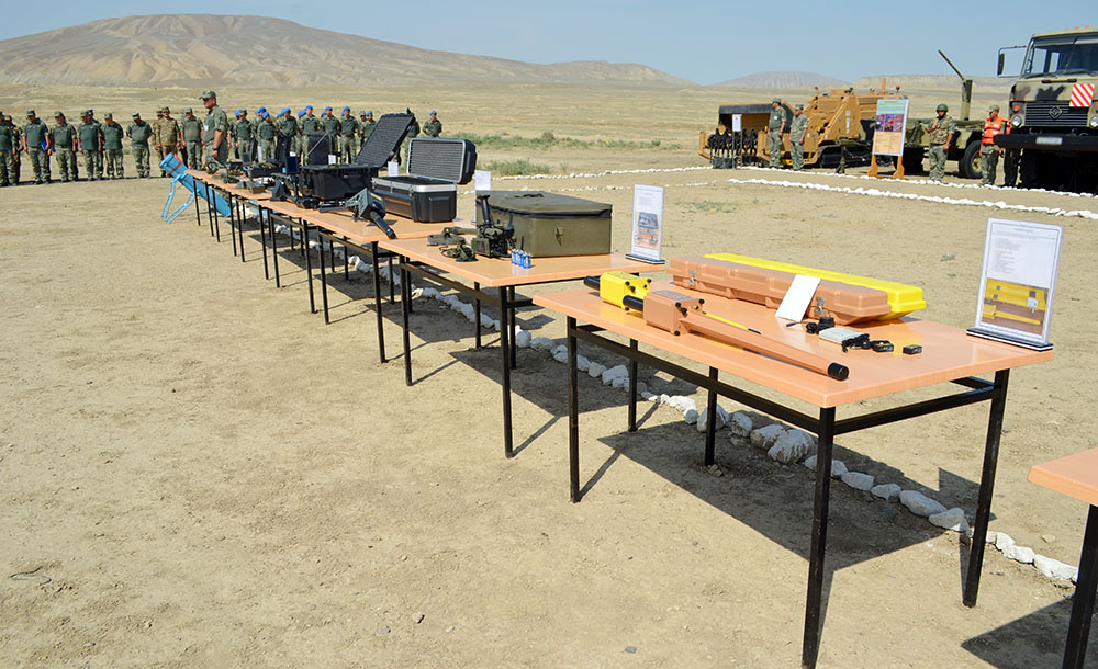 Chief of General Staff of Azerbaijan Army watches tactical-special exercise of engineering units (PHOTO)