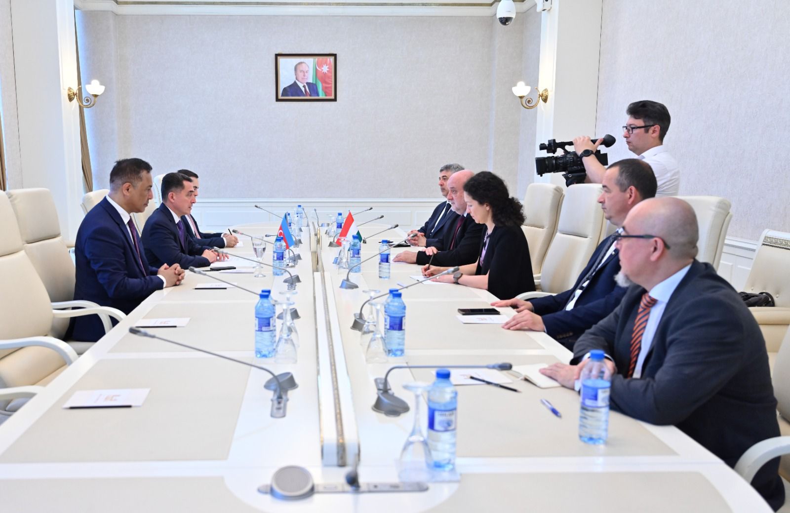 Hungarian officials visit Azerbaijani parliament (PHOTO)
