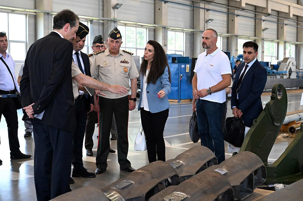 Azerbaijani deputy defense minister visits combat systems factory in Serbia (PHOTO)