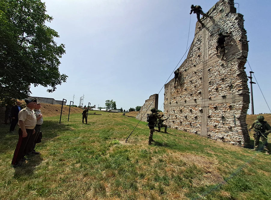 Azerbaijani deputy defense minister visits combat systems factory in Serbia (PHOTO)