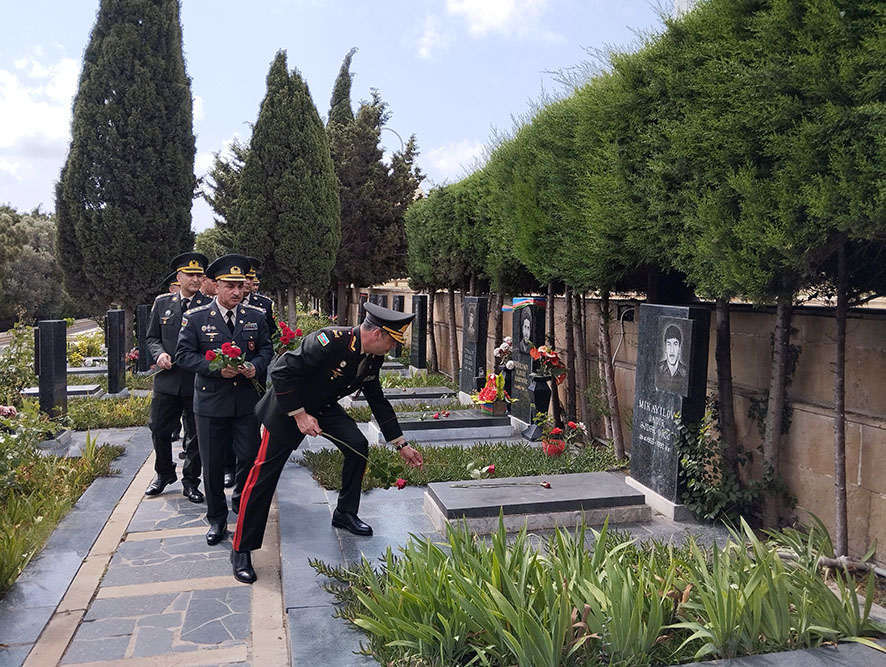 Azerbaijani Defense Ministry chiefs honor National Leader Heydar Aliyev and martyrs (PHOTO/VIDEO)