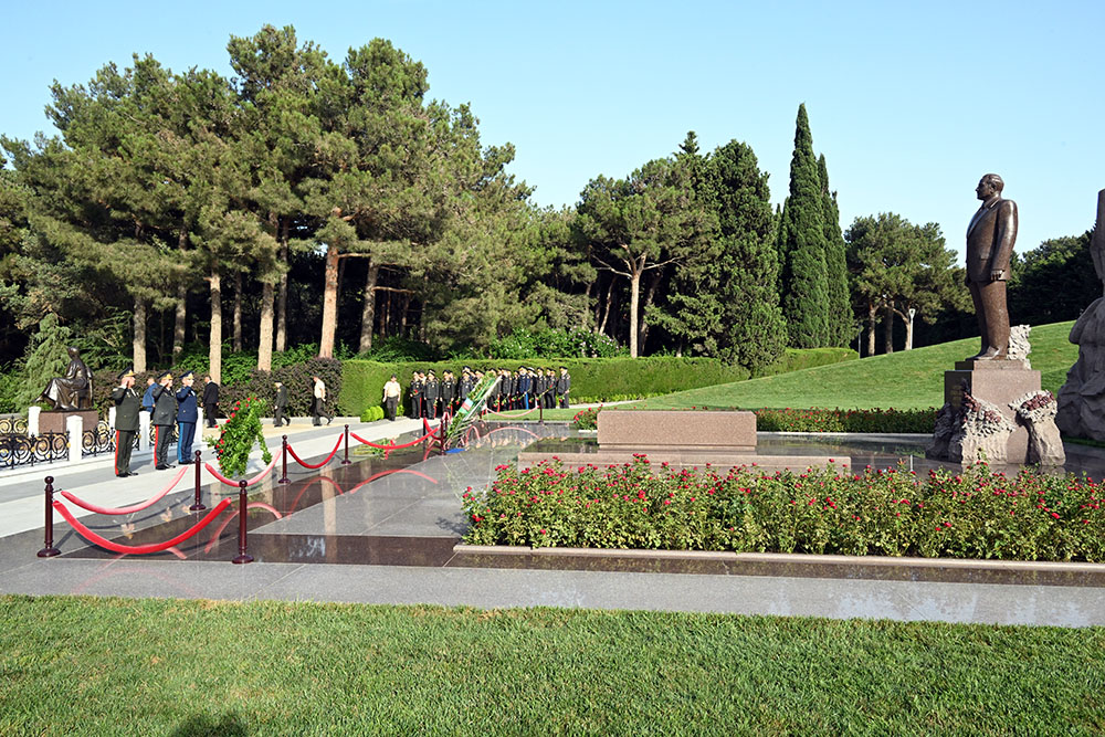 Azerbaijani Defense Ministry chiefs honor National Leader Heydar Aliyev and martyrs (PHOTO/VIDEO)