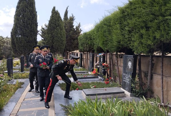 Azerbaijani Defense Ministry chiefs honor National Leader Heydar Aliyev and martyrs (PHOTO/VIDEO)
