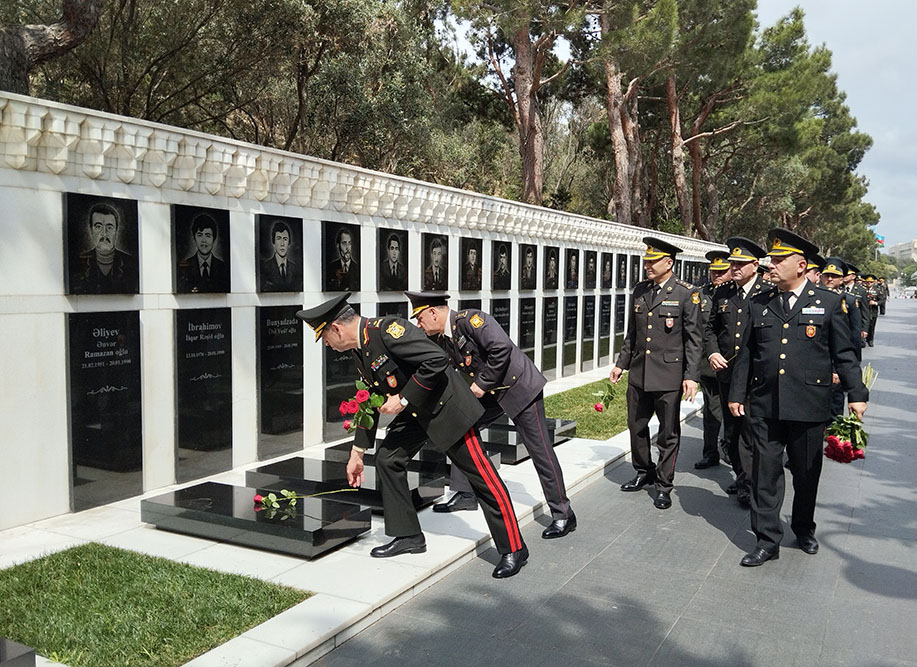 Azerbaijani Defense Ministry chiefs honor National Leader Heydar Aliyev and martyrs (PHOTO/VIDEO)