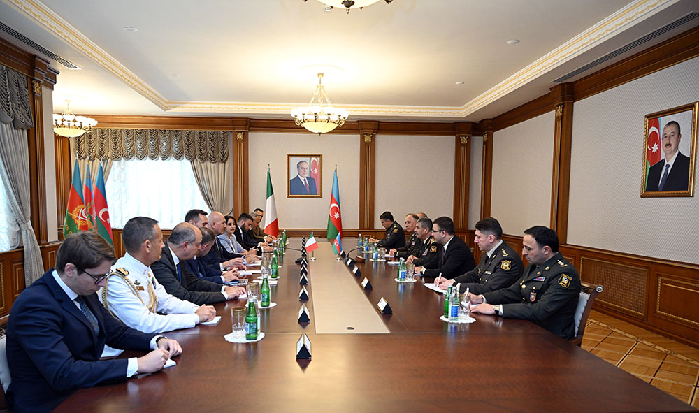 Azerbaijani defense minister meets with Italian counterpart (VIDEO)