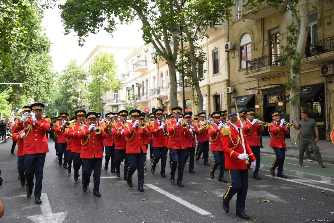 Azerbaijan's Baku holds processions with military band (PHOTO/VIDEO)
