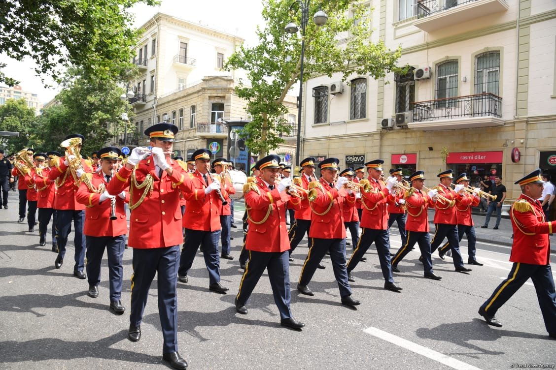 Azerbaijan's Baku holds processions with military band (PHOTO/VIDEO)