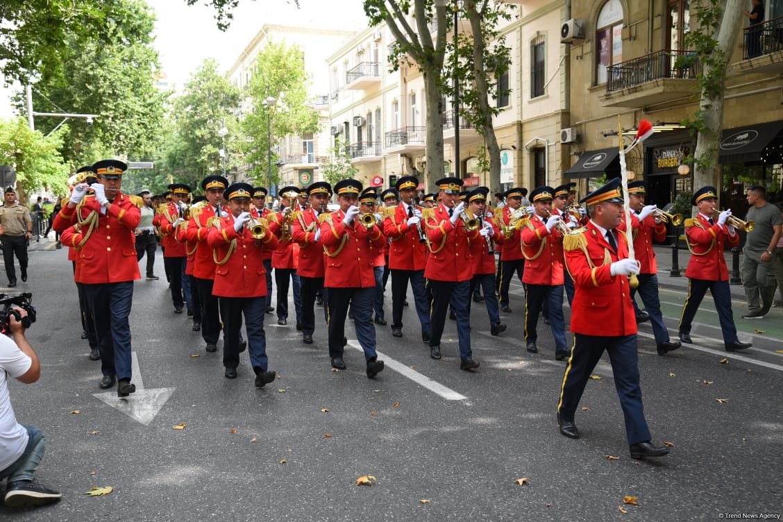 Azerbaijan's Baku holds processions with military band (PHOTO/VIDEO)
