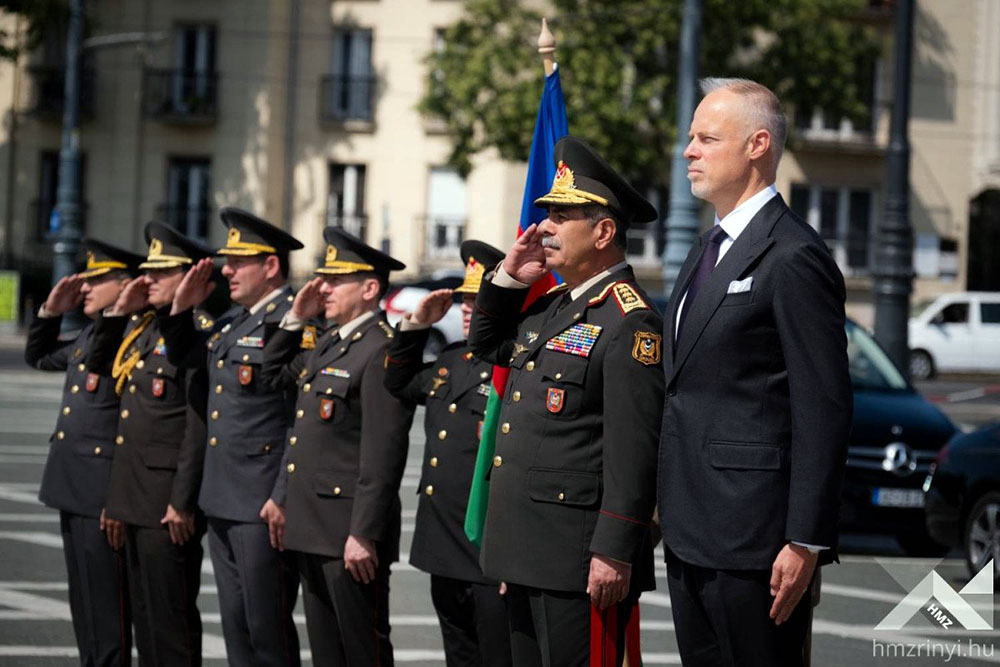 Azerbaijan Defense Minister meets with Hungarian counterpart in Budapest (PHOTO)
