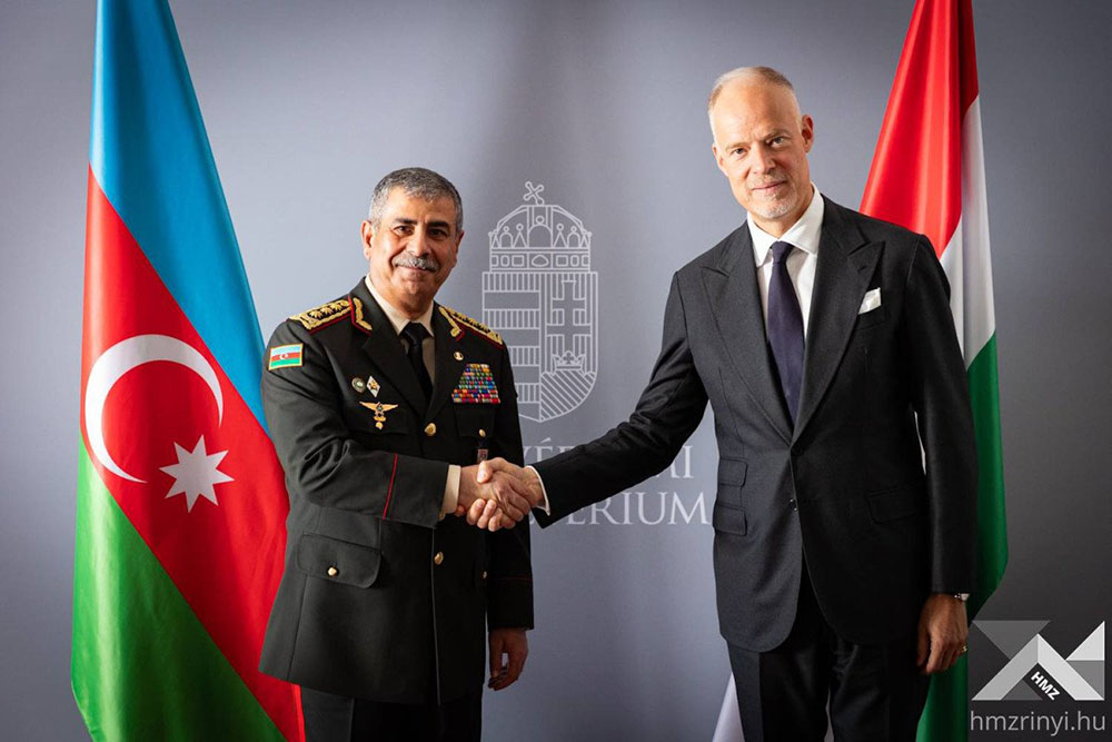 Azerbaijan Defense Minister meets with Hungarian counterpart in Budapest (PHOTO)