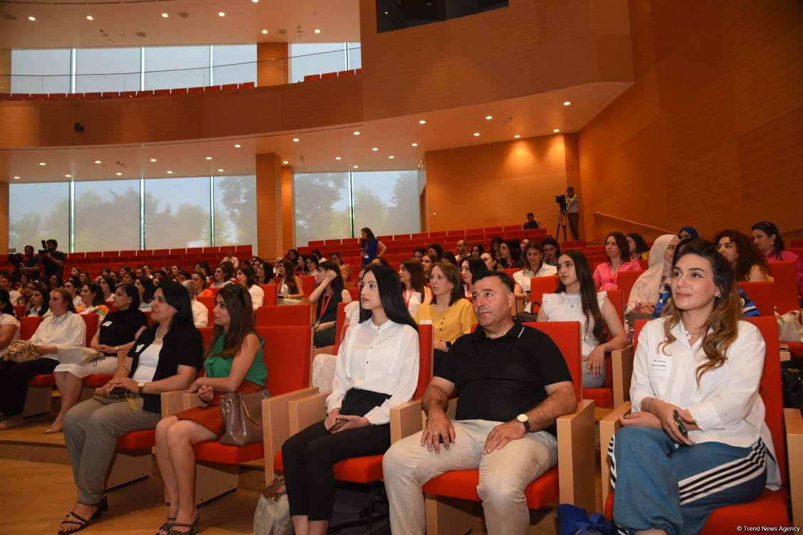 Baku hosts English-language teachers’ conference (PHOTO)