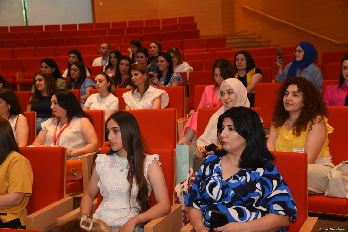 Baku hosts English-language teachers’ conference (PHOTO)