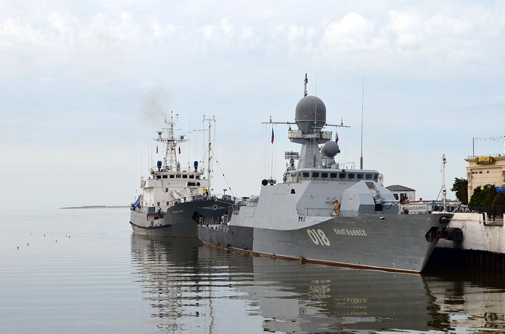 Warships of Russian Caspian Flotilla sail out of Baku port (PHOTO)