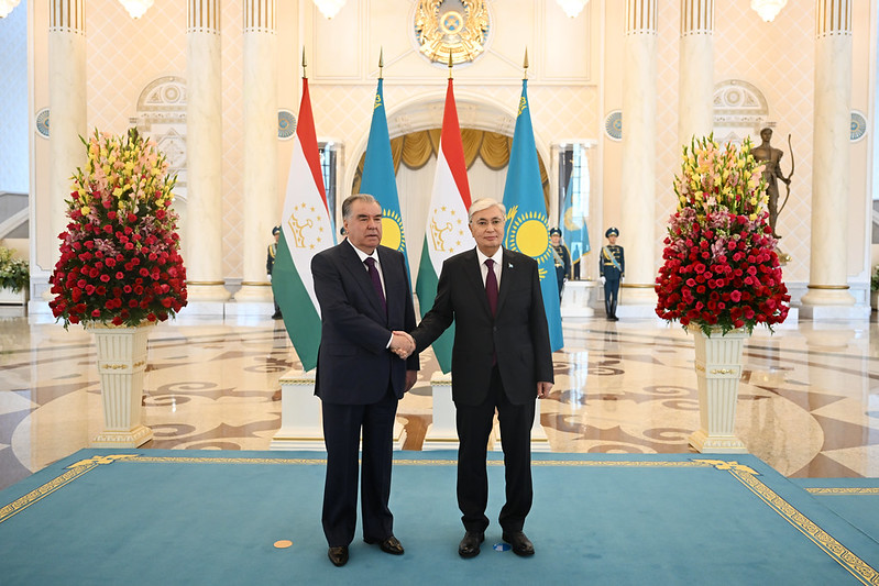 Presidents of Tajikistan and Kazakhstan discuss bilateral co-op on SCO summit's sidelines