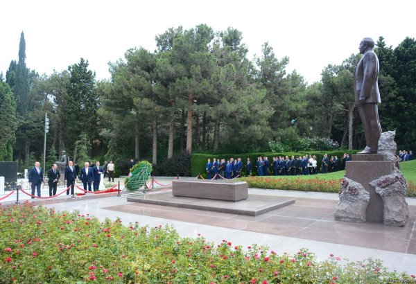 Azerbaijani MFA leadership visits Alleys of Honor, Martyrs (PHOTO)