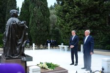 Azerbaijani MFA leadership visits Alleys of Honor, Martyrs (PHOTO)