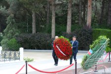 Azerbaijani MFA leadership visits Alleys of Honor, Martyrs (PHOTO)