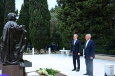Azerbaijani MFA leadership visits Alleys of Honor, Martyrs (PHOTO)