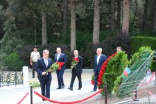 Azerbaijani MFA leadership visits Alleys of Honor, Martyrs (PHOTO)