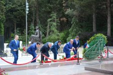 Azerbaijani MFA leadership visits Alleys of Honor, Martyrs (PHOTO)