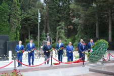 Azerbaijani MFA leadership visits Alleys of Honor, Martyrs (PHOTO)