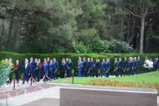 Azerbaijani MFA leadership visits Alleys of Honor, Martyrs (PHOTO)